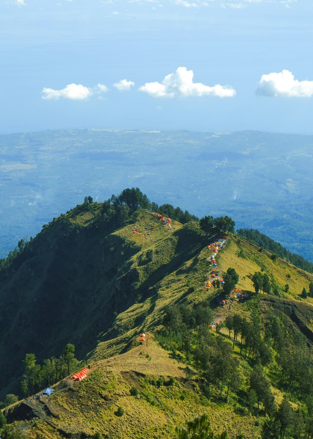 uma vista de uma colina com algumas casas sobre ela