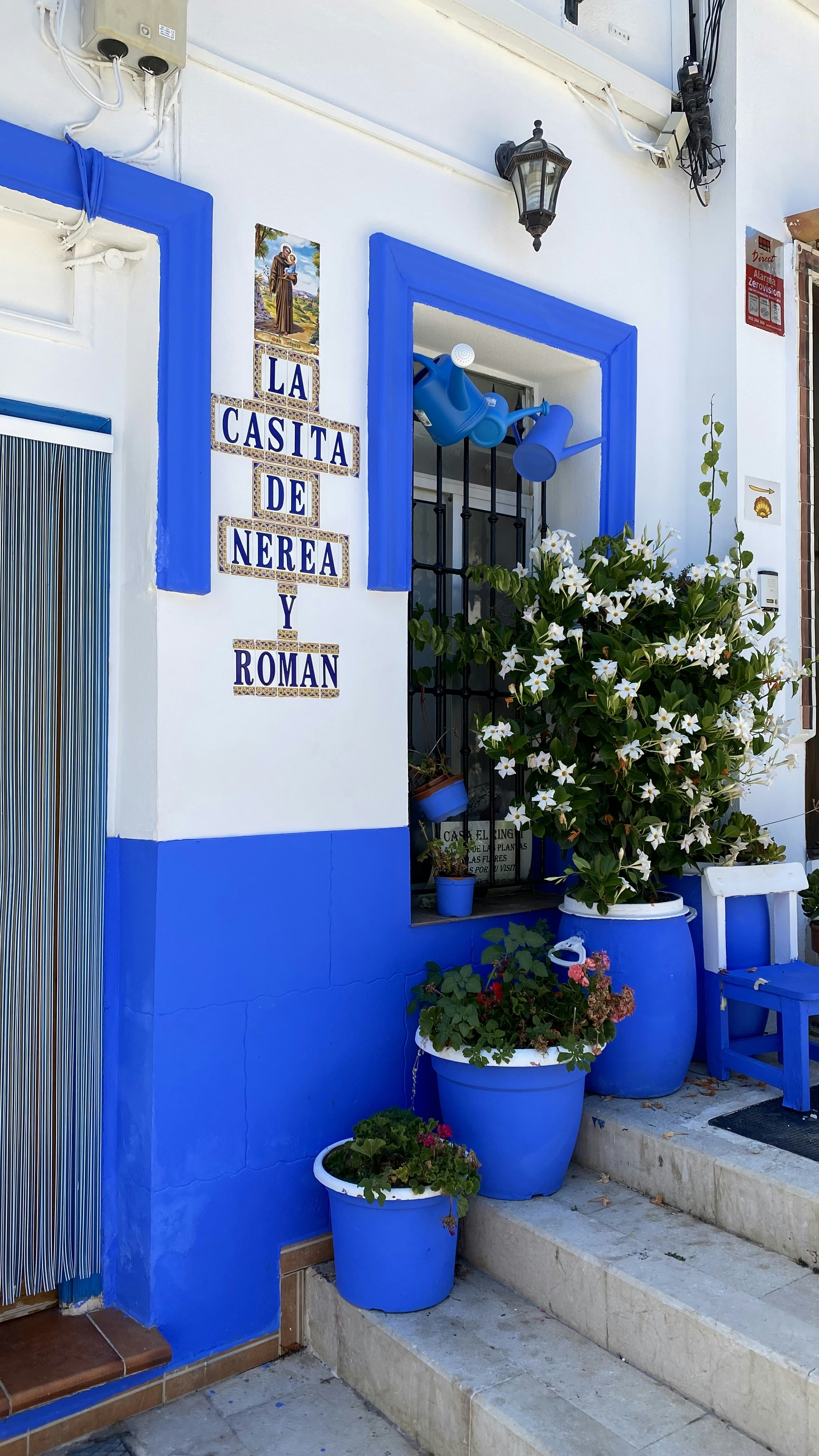 Un edificio azul y blanco con una puerta azul