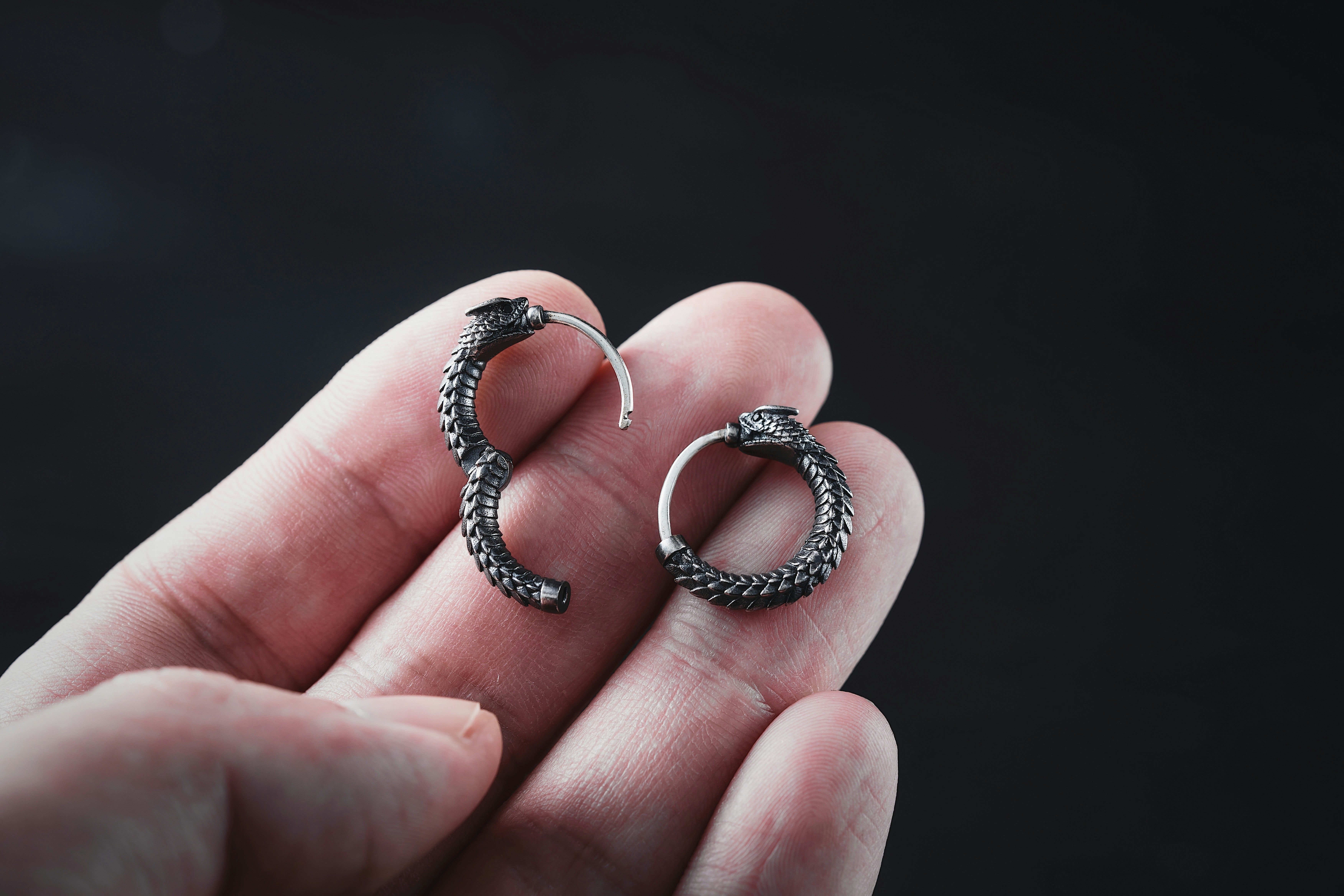 photo-1677913841460-a8f891c2235a?ixid=M3wxMjA3fDB8MXxzZWFyY2h8NHx8Z3Jvb3ZlZCUyMHR1bmdzdGVuJTIwcmluZ3N8ZW58MHx8fHwxNzYyMzM1NDEwfDA\u0026ixlib=rb-4.1.0