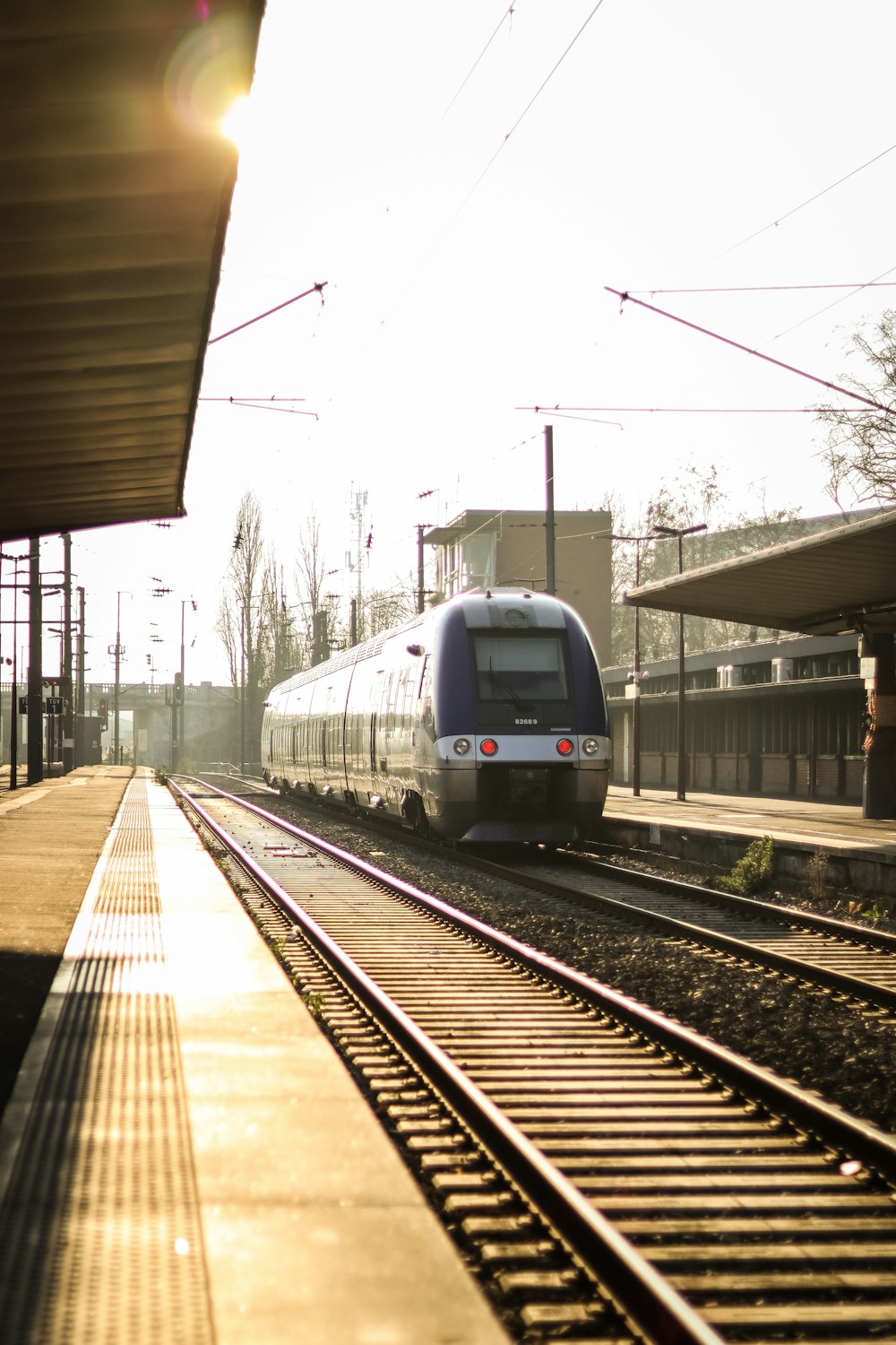 Un train sur les rails d’une gare