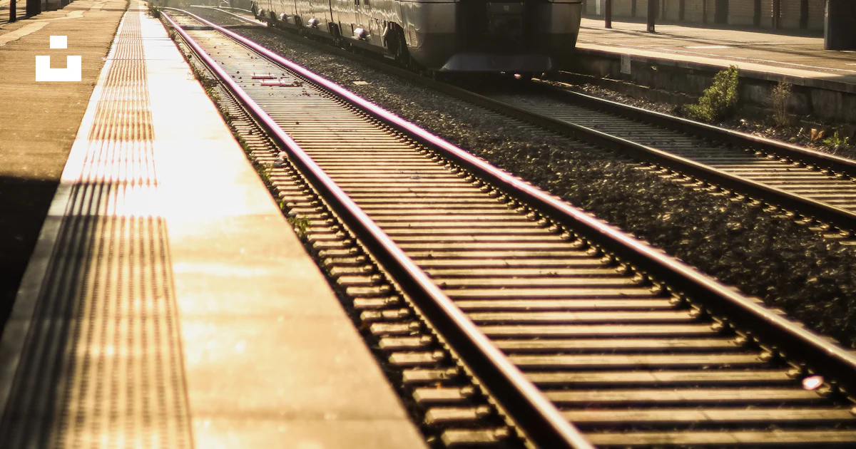 Un train sur les rails d’une gare photo – Image gratuite de Former sur ...