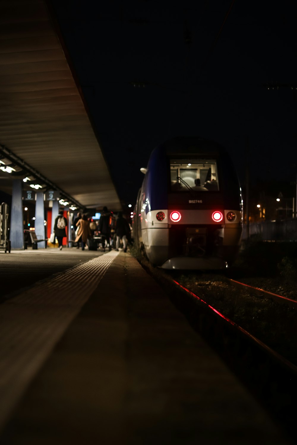 Ein Zug fährt nachts in einen Bahnhof ein