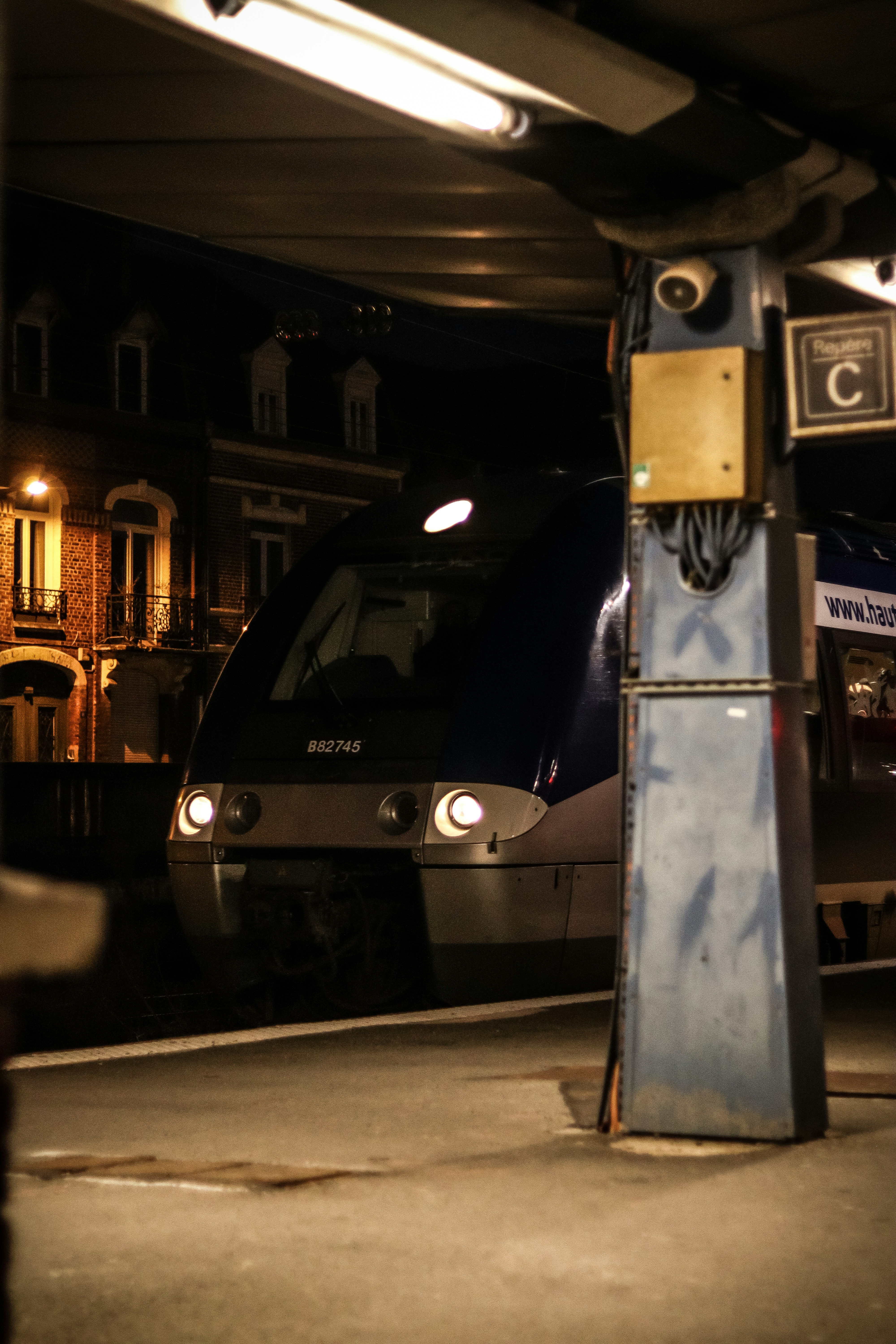 Ein Zug, der in einem Bahnhof sitzt