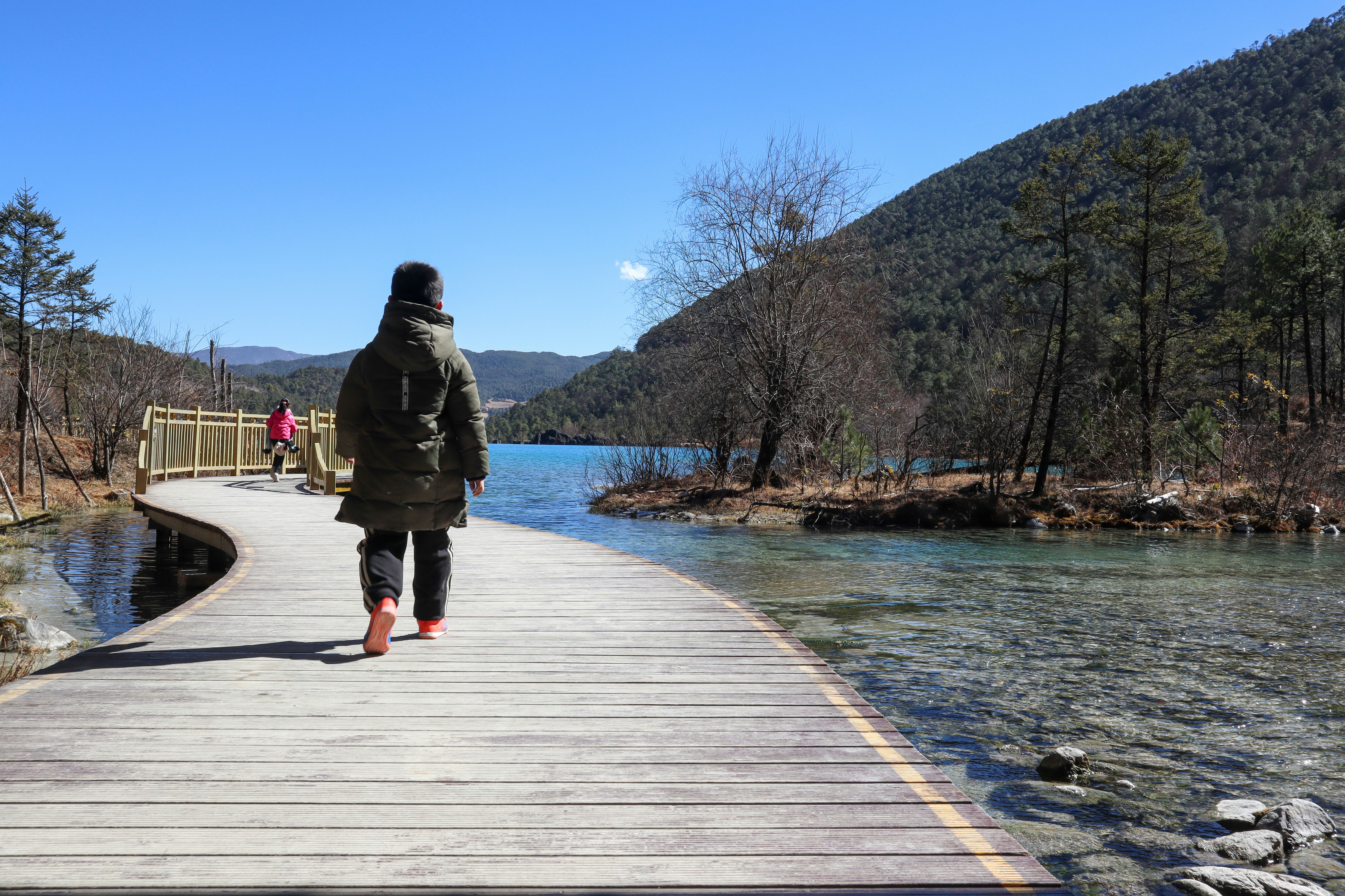 Kids are playing at path walk in Jade Dragon Snow Mountain