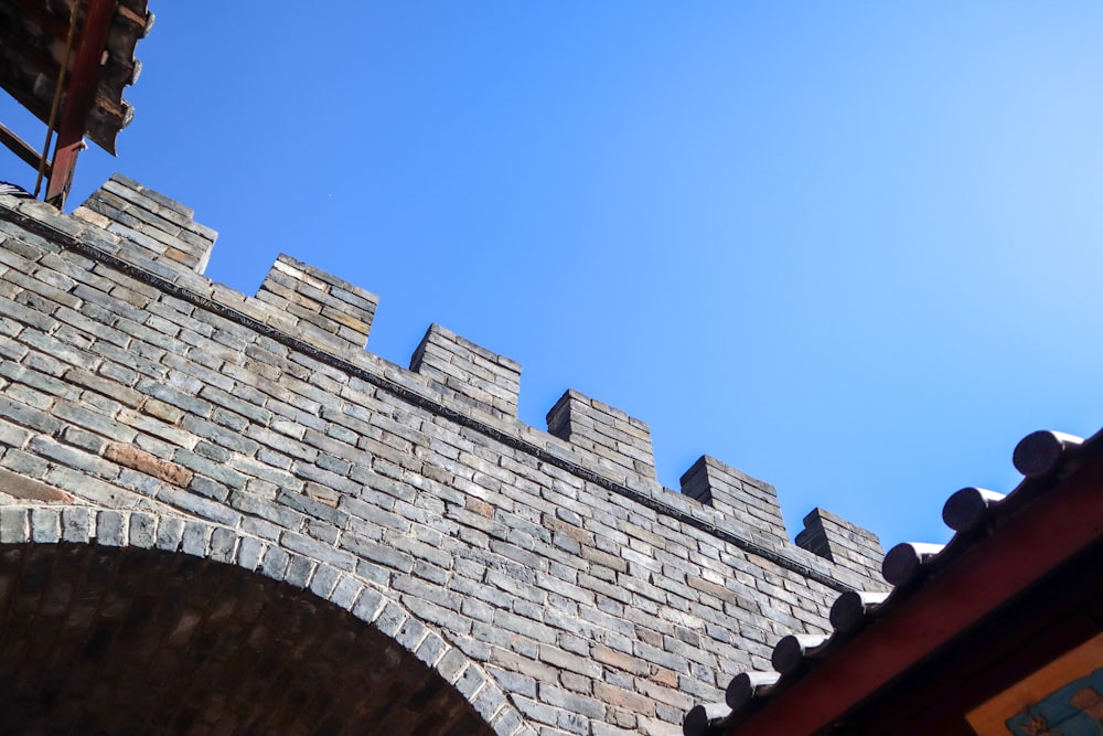 Una pared de ladrillo con un cielo azul en el fondo