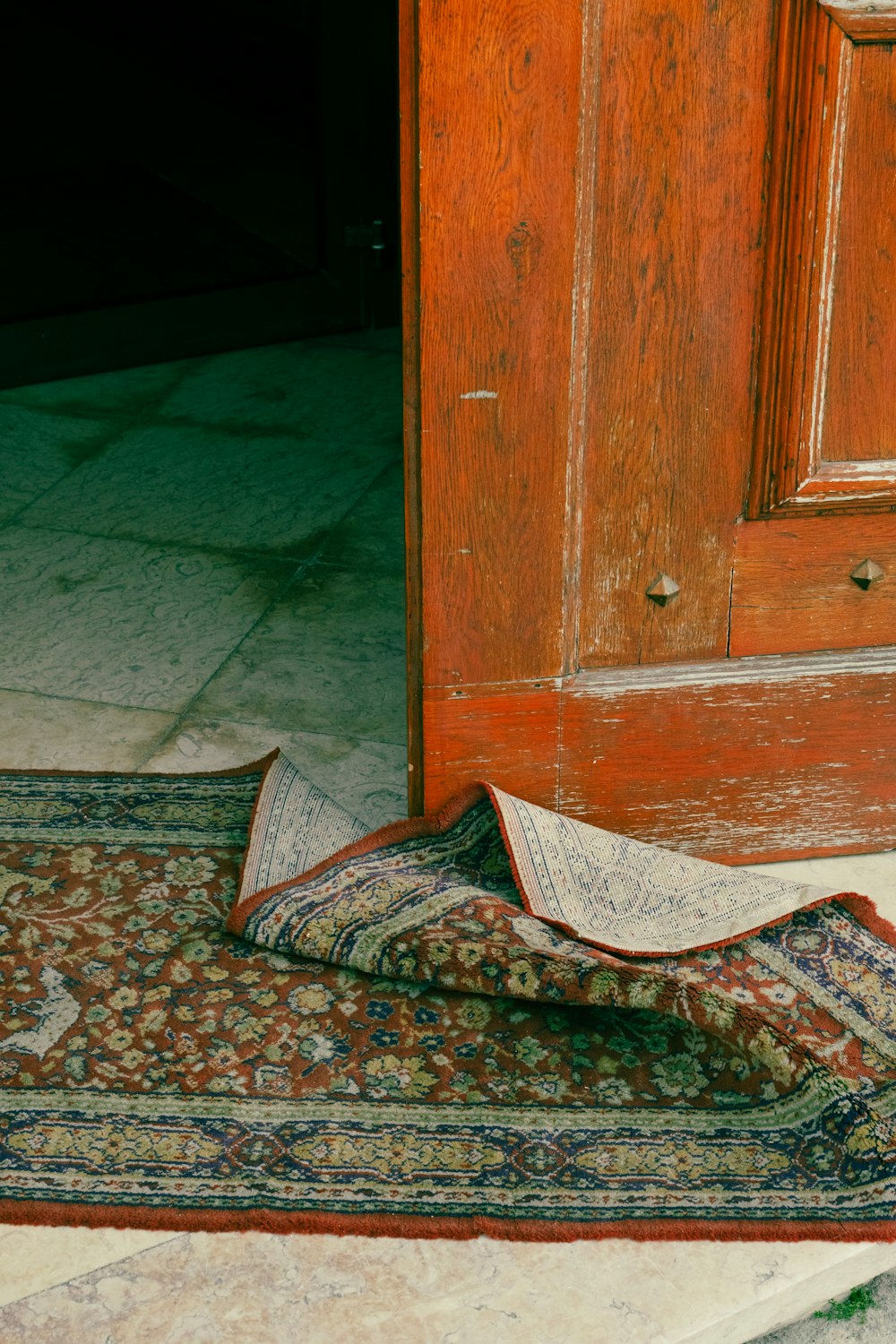 Foto zum Thema Ein teppich, der neben einer tür auf dem boden liegt –  Kostenloses Bild zu Portugal auf Unsplash