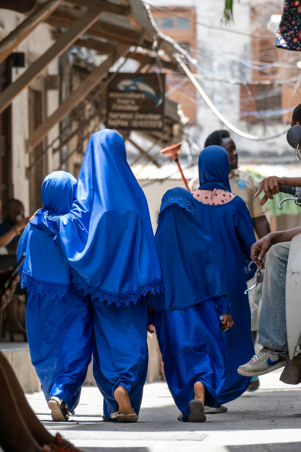 Un grupo de personas caminando por una calle