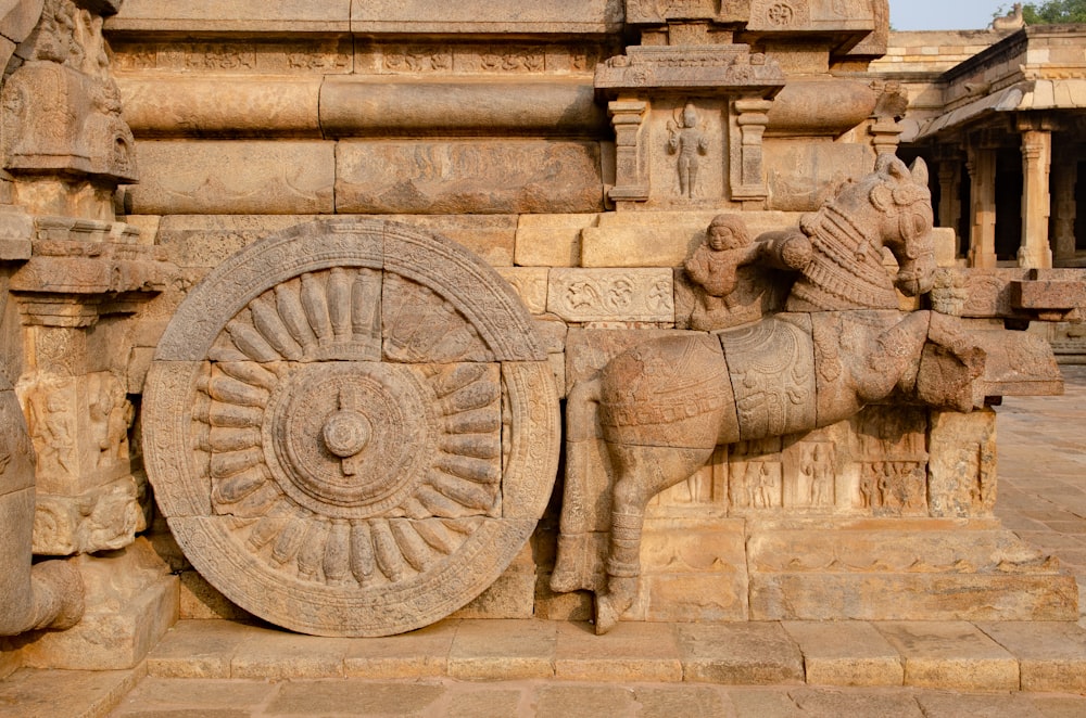 Una estatua de un caballo con una rueda en la espalda