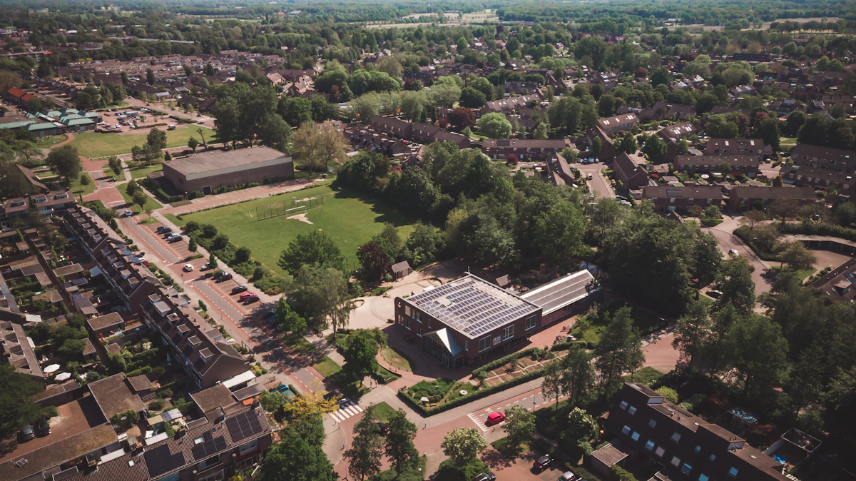 Schoolgebouw met duurzame voorzieningen Zonnepanelen op een woning
