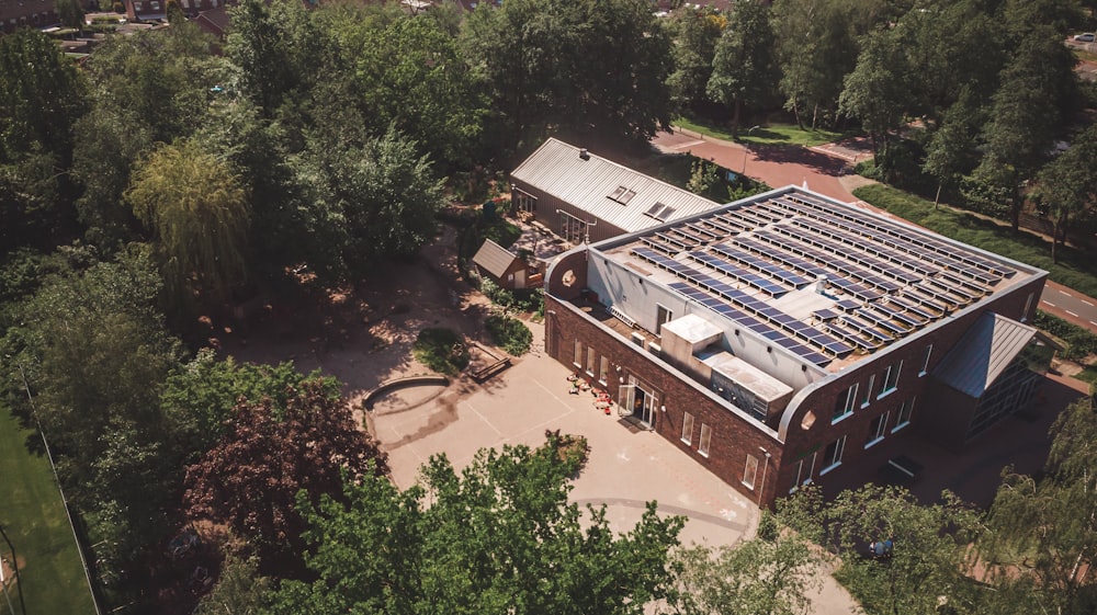 uma vista aérea de um edifício com painéis solares no telhado