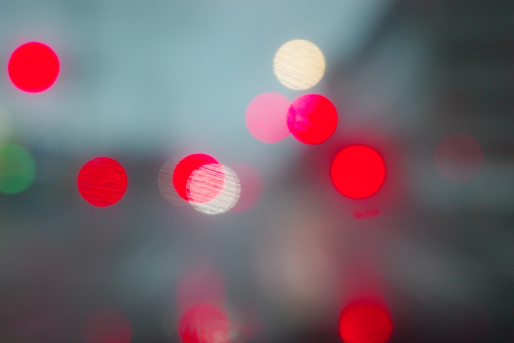 a blurry image of a red traffic light