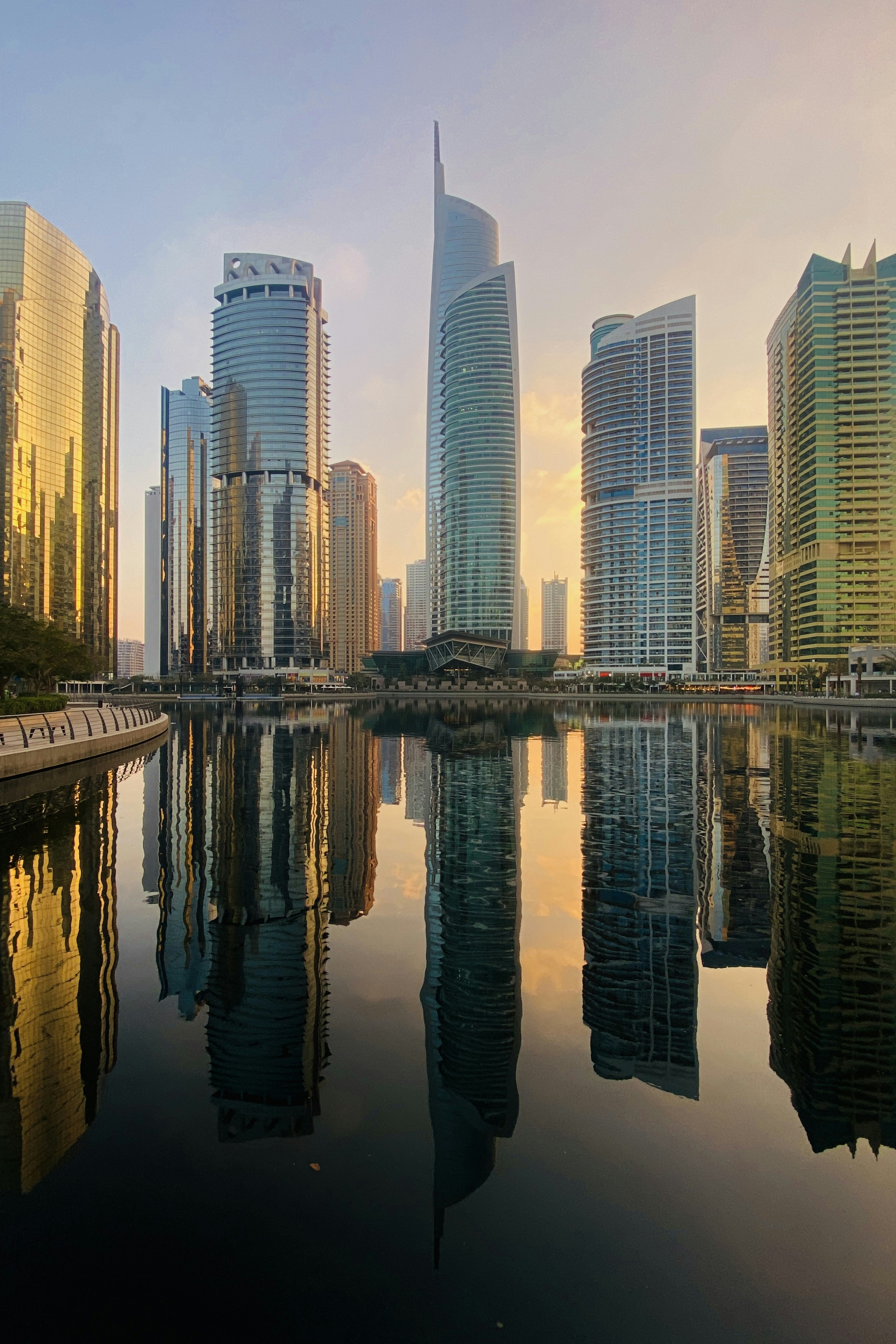 高層ビルに囲まれた水域