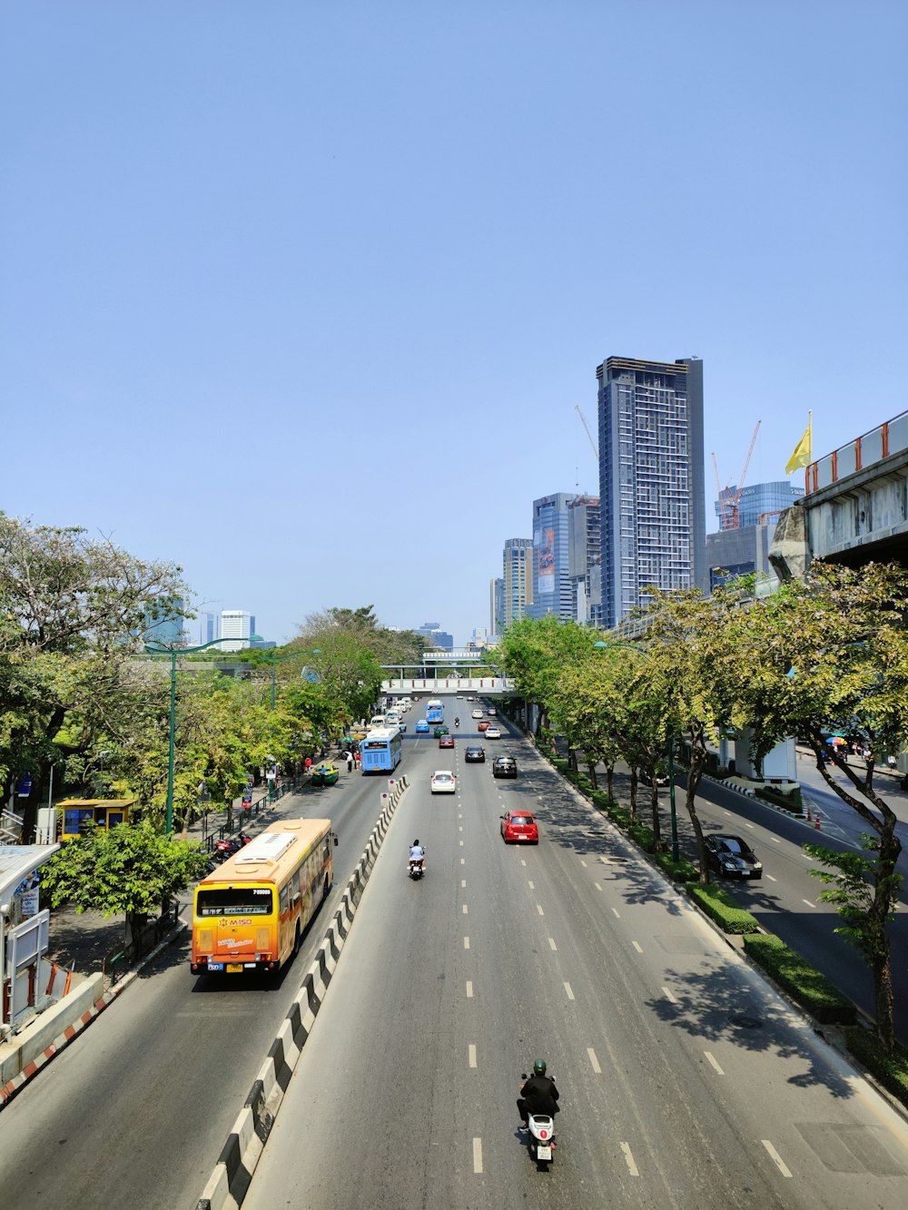 Una strada della città piena di molto traffico accanto a edifici alti