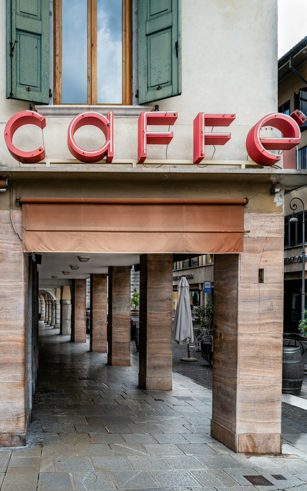 Un edificio con un letrero que dice cafetería en él