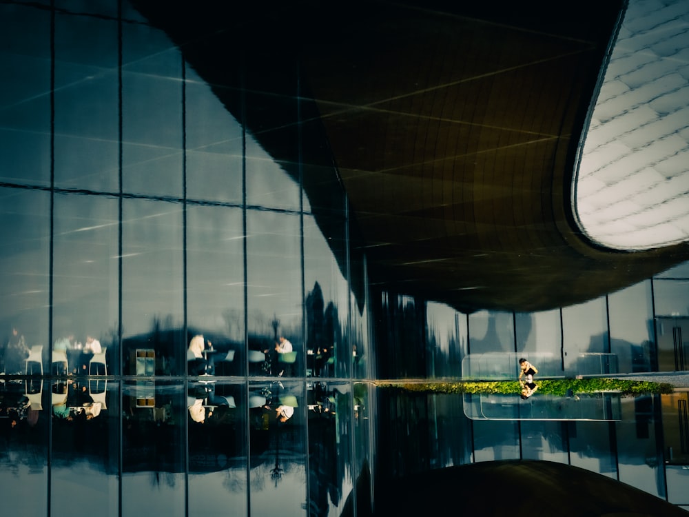 um reflexo de um edifício em uma parede de vidro