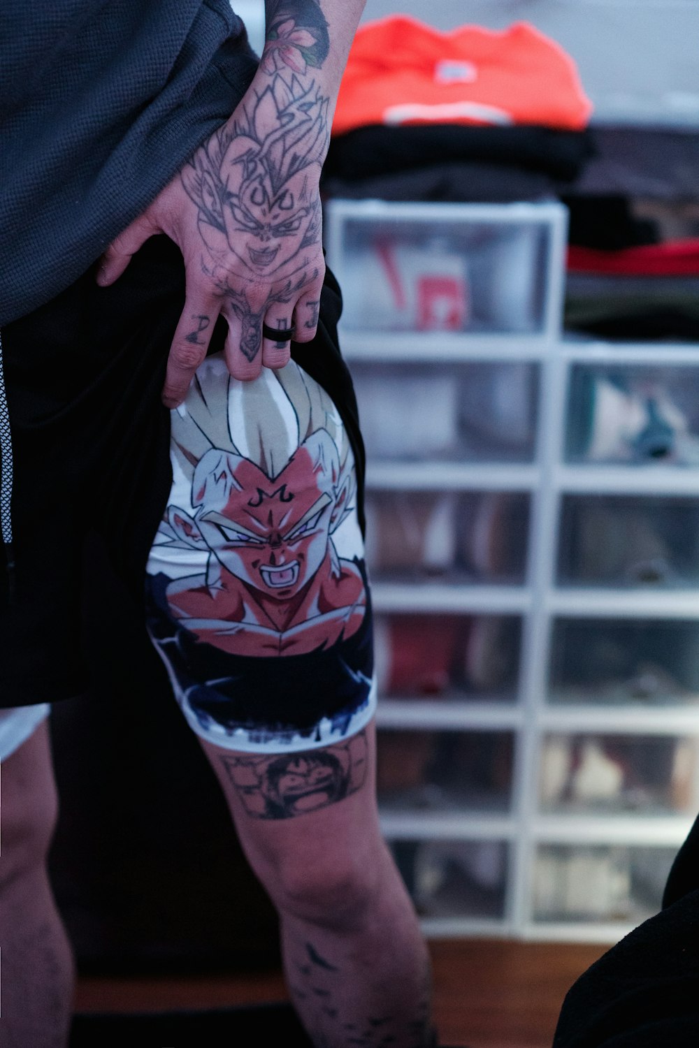 Un homme tatoué sur la jambe photo – Photo Tatouage Gratuite sur Unsplash