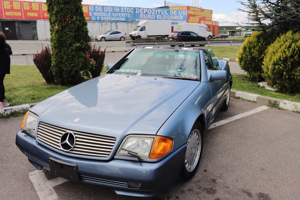 Un Mercedes Benz Benz Azul Benz