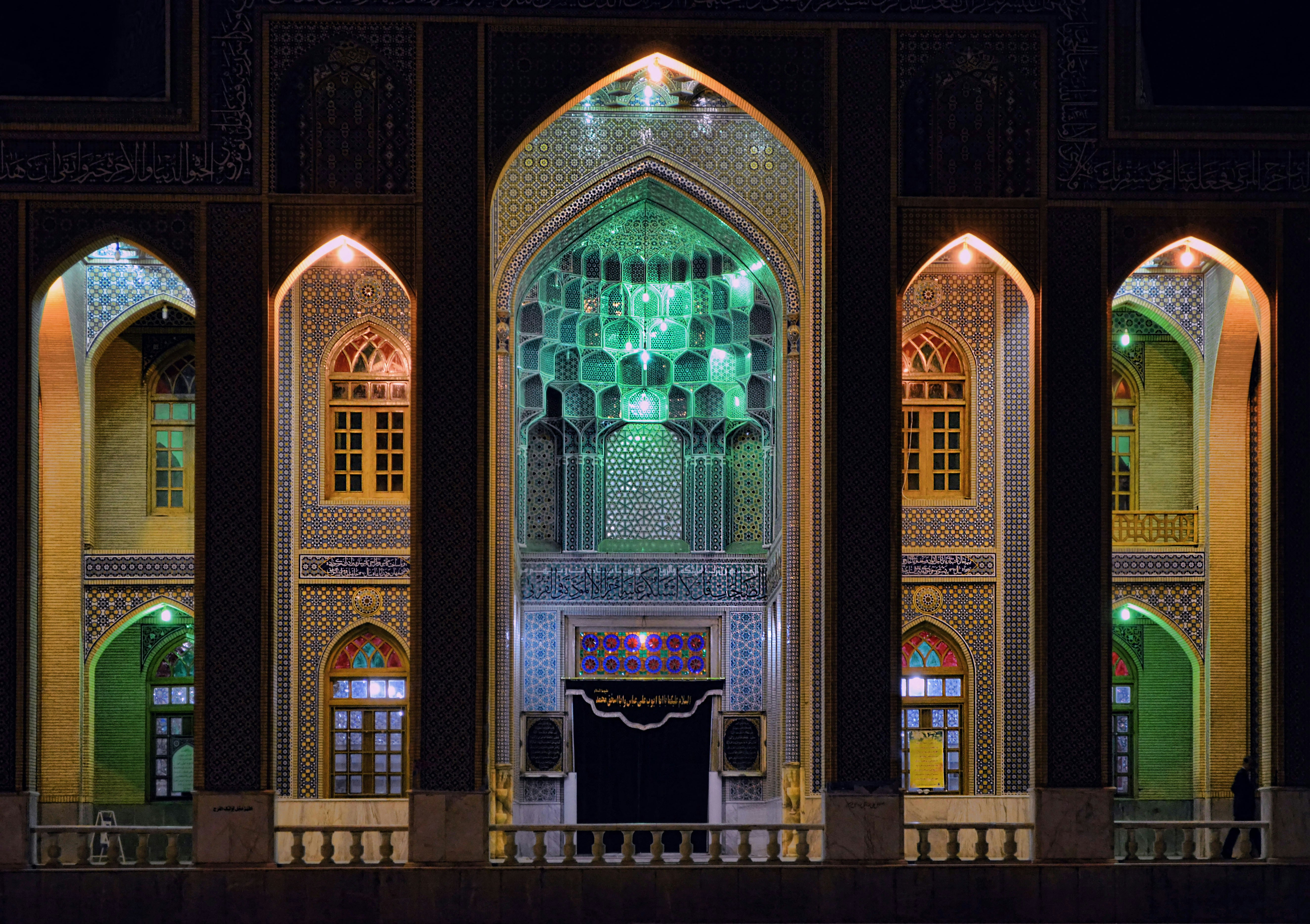 a building that has a bunch of windows in it