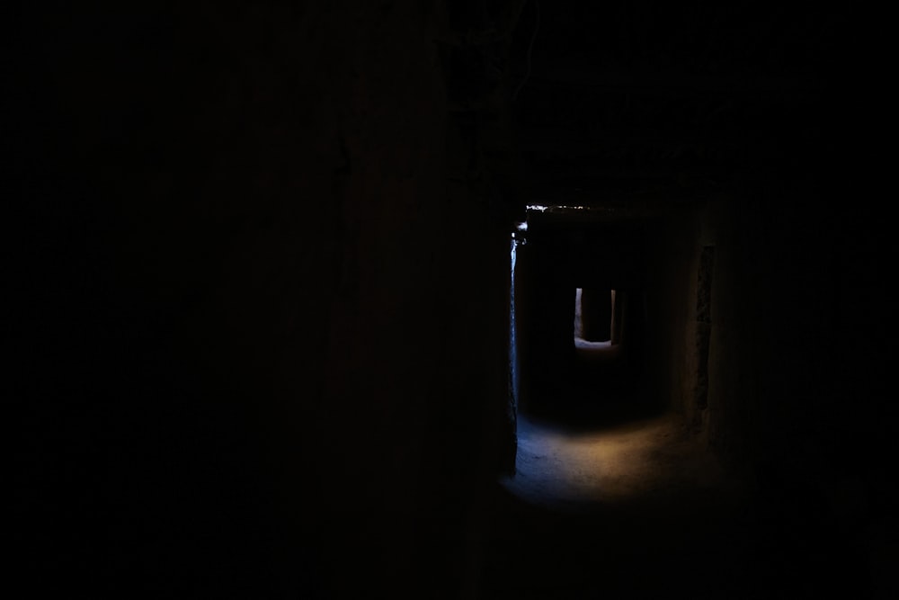 Un tunnel sombre avec une lumière au bout