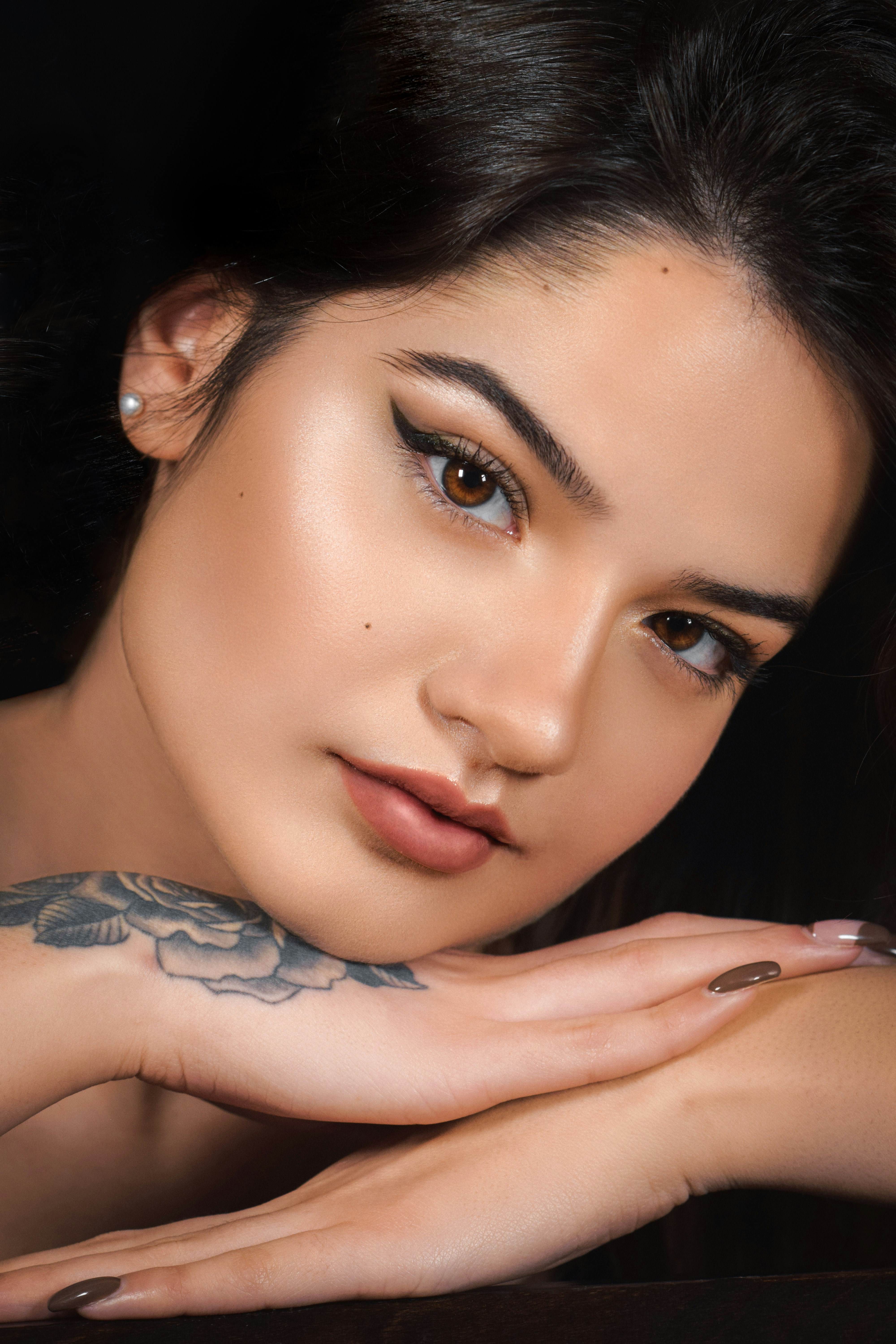 une femme tatouée au bras