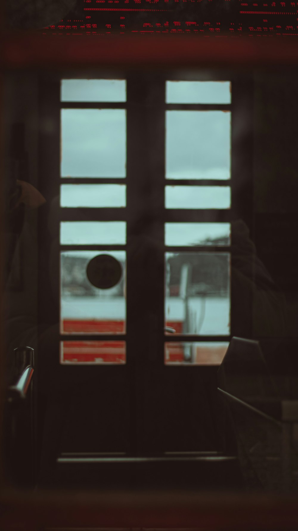 una finestra con il riflesso di un treno in esso