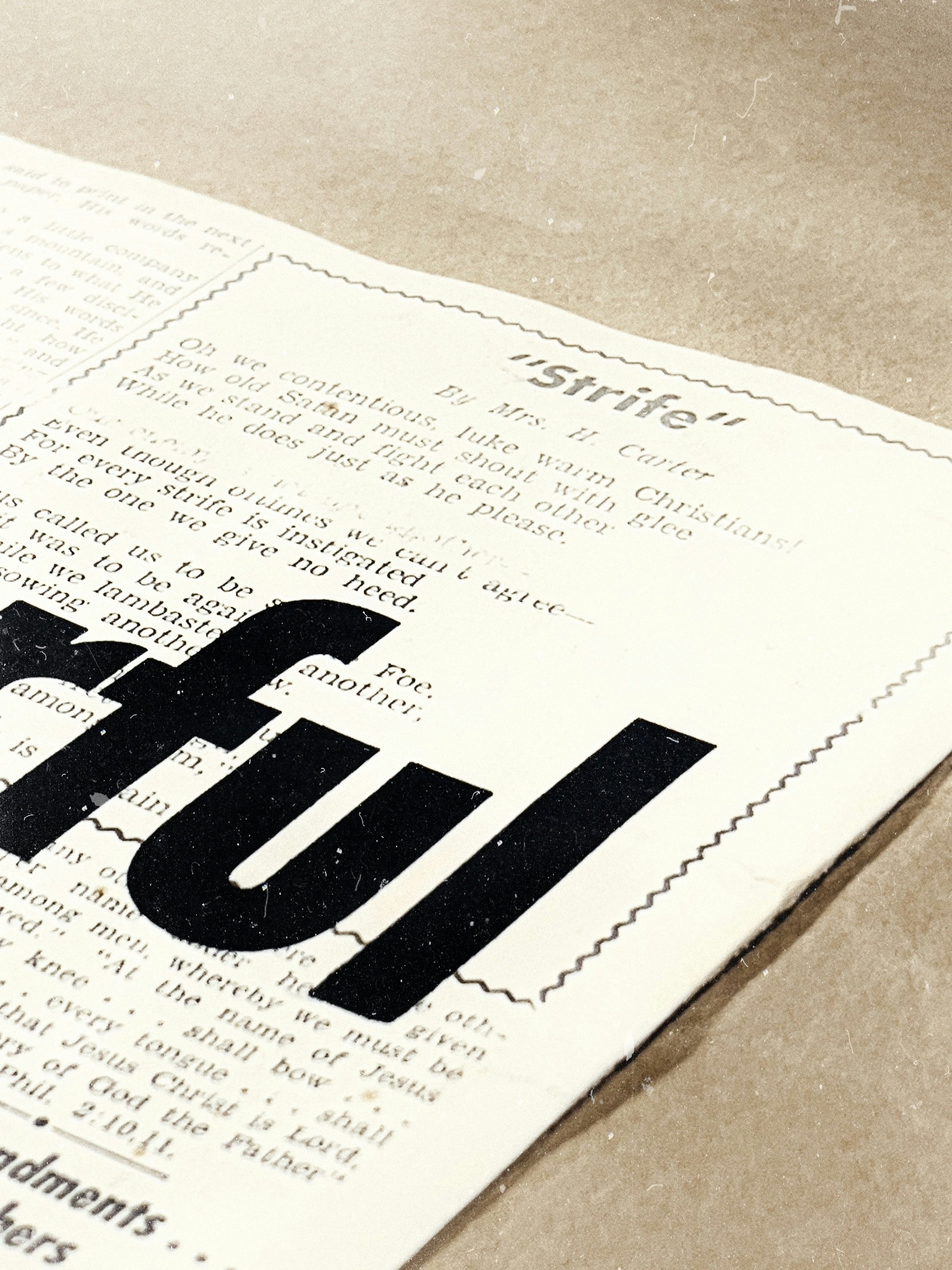 un gros plan d’un journal avec le mot news dessus