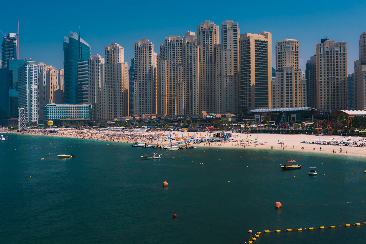 JBR-Strand mit Hochhäusern von Dubai Marina im Hintergrund