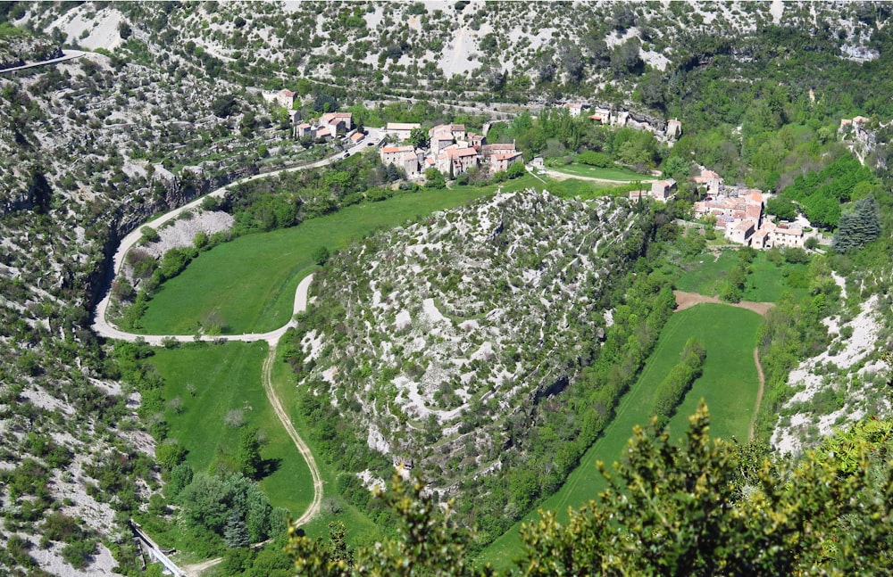 Una vista aérea de un exuberante valle verde