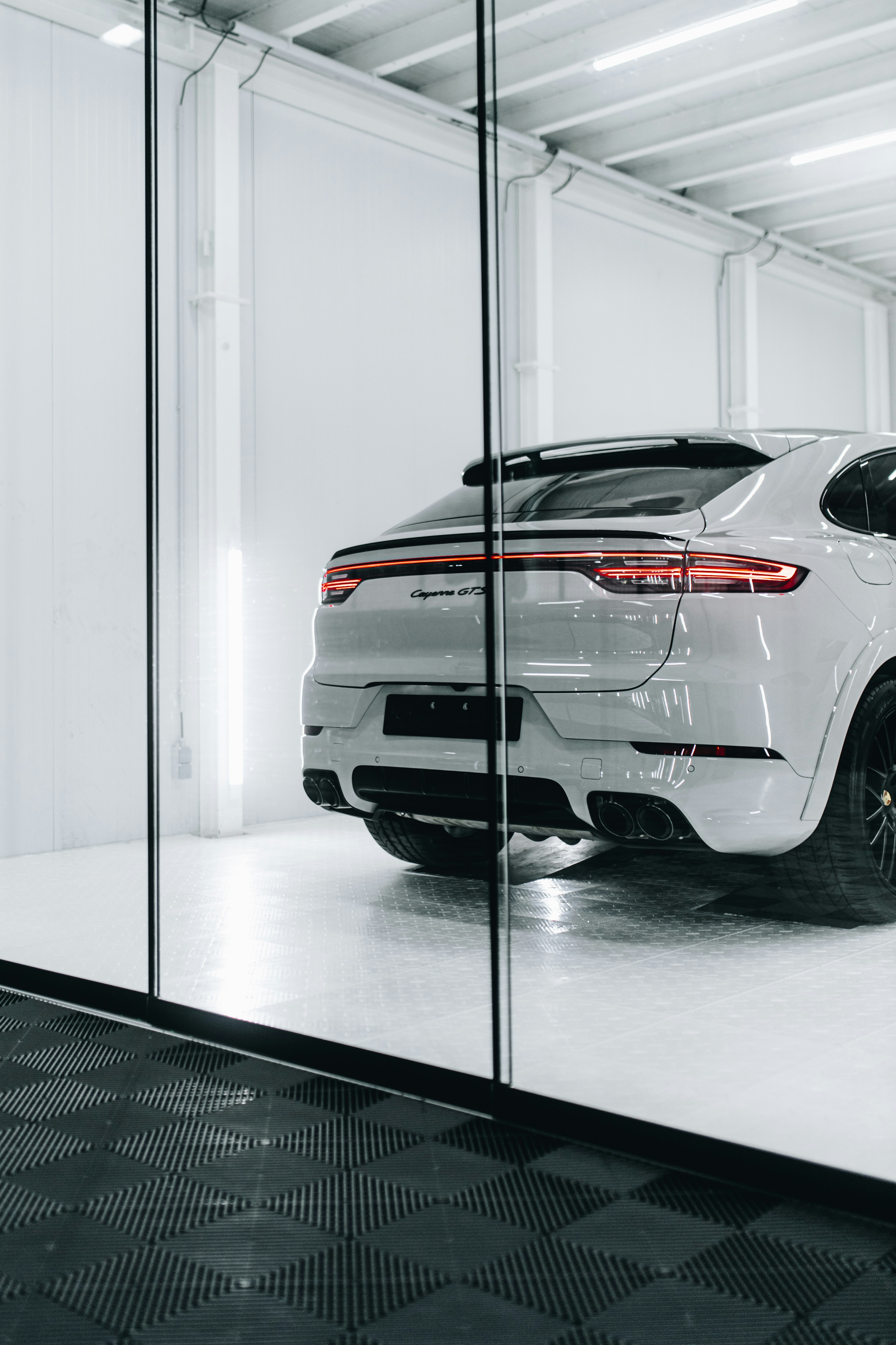 Photo by lorenzohamers