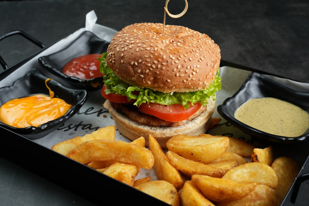 Foto Uma bandeja com um hambúrguer e batatas fritas – Imagem de Alimento  grátis no Unsplash