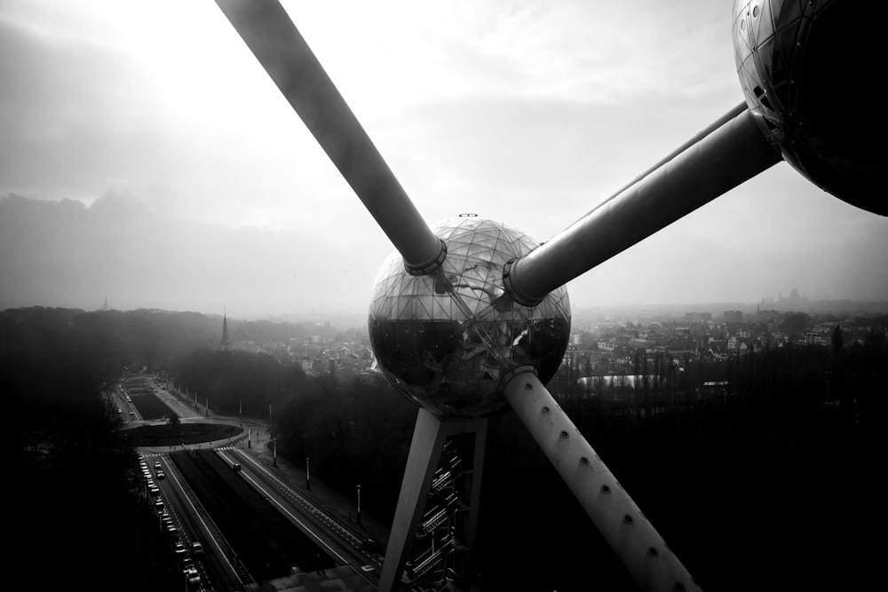 Una foto en blanco y negro de la hélice de un avión