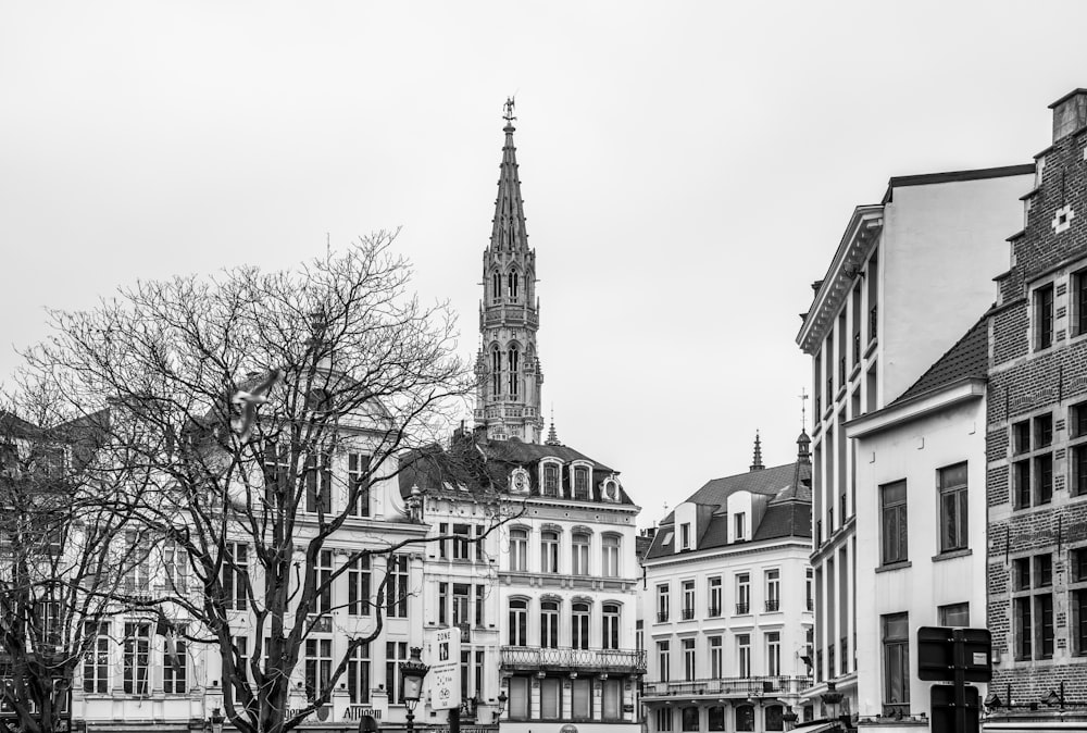 a black and white photo of a city street