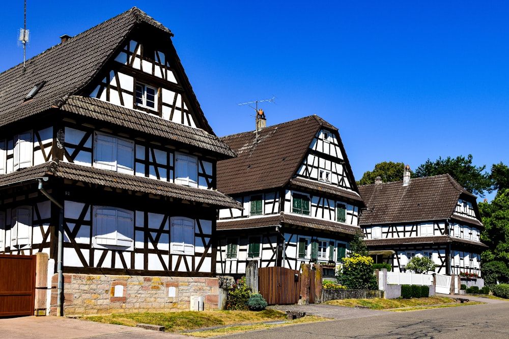 a row of white and brown houses next to each other