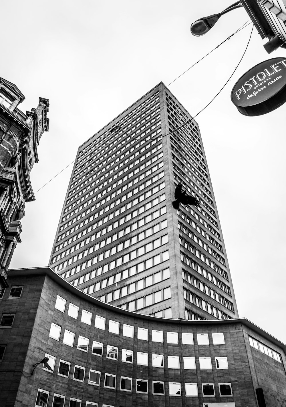 Una foto in bianco e nero di un edificio alto