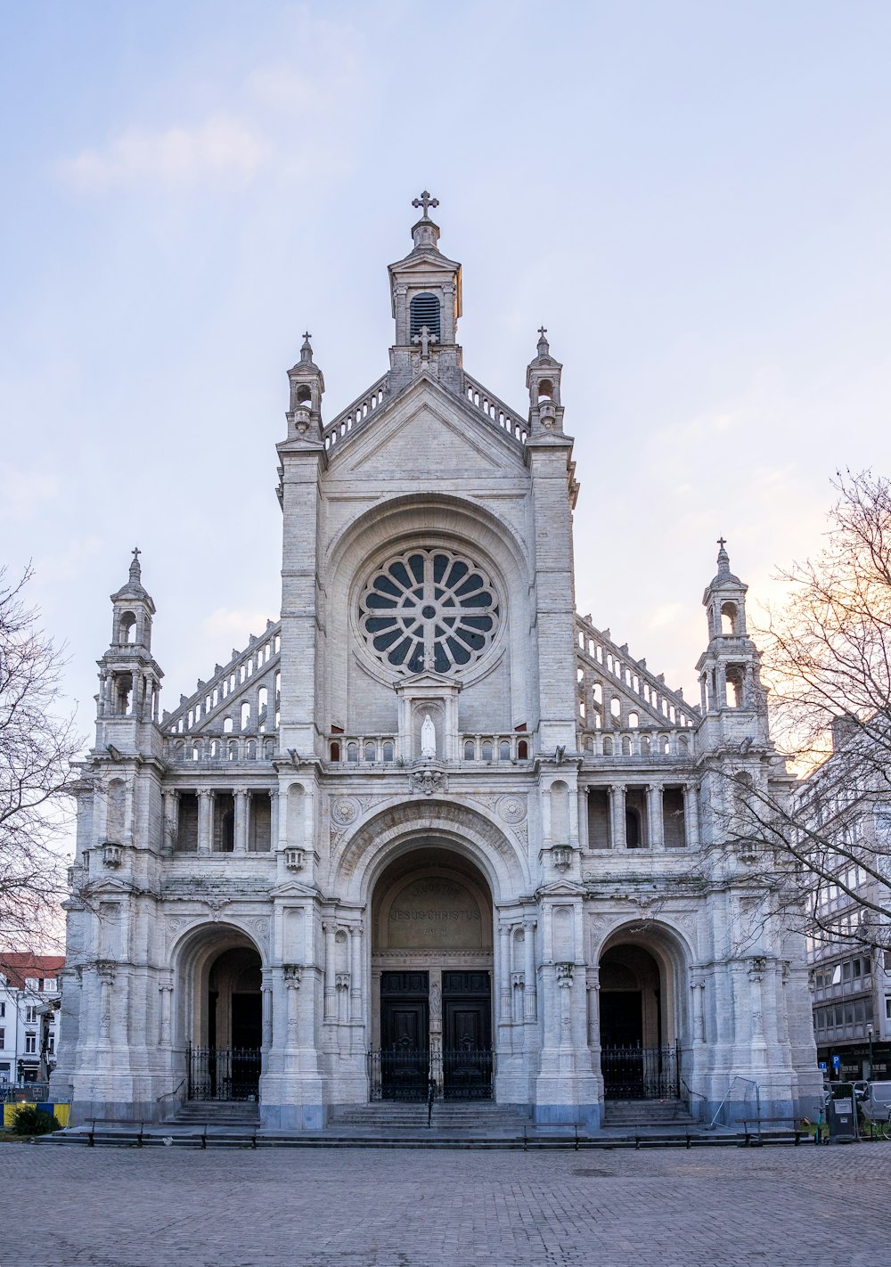 uma grande igreja branca com uma torre do relógio