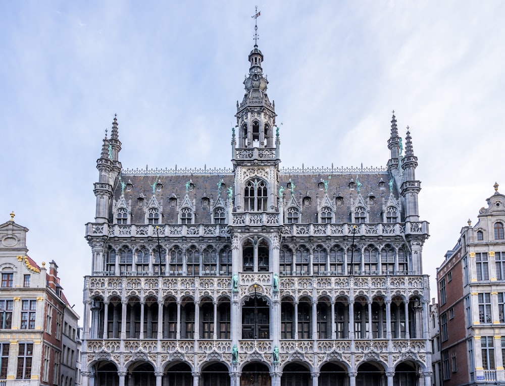 Un gran edificio con una torre del reloj en la parte superior