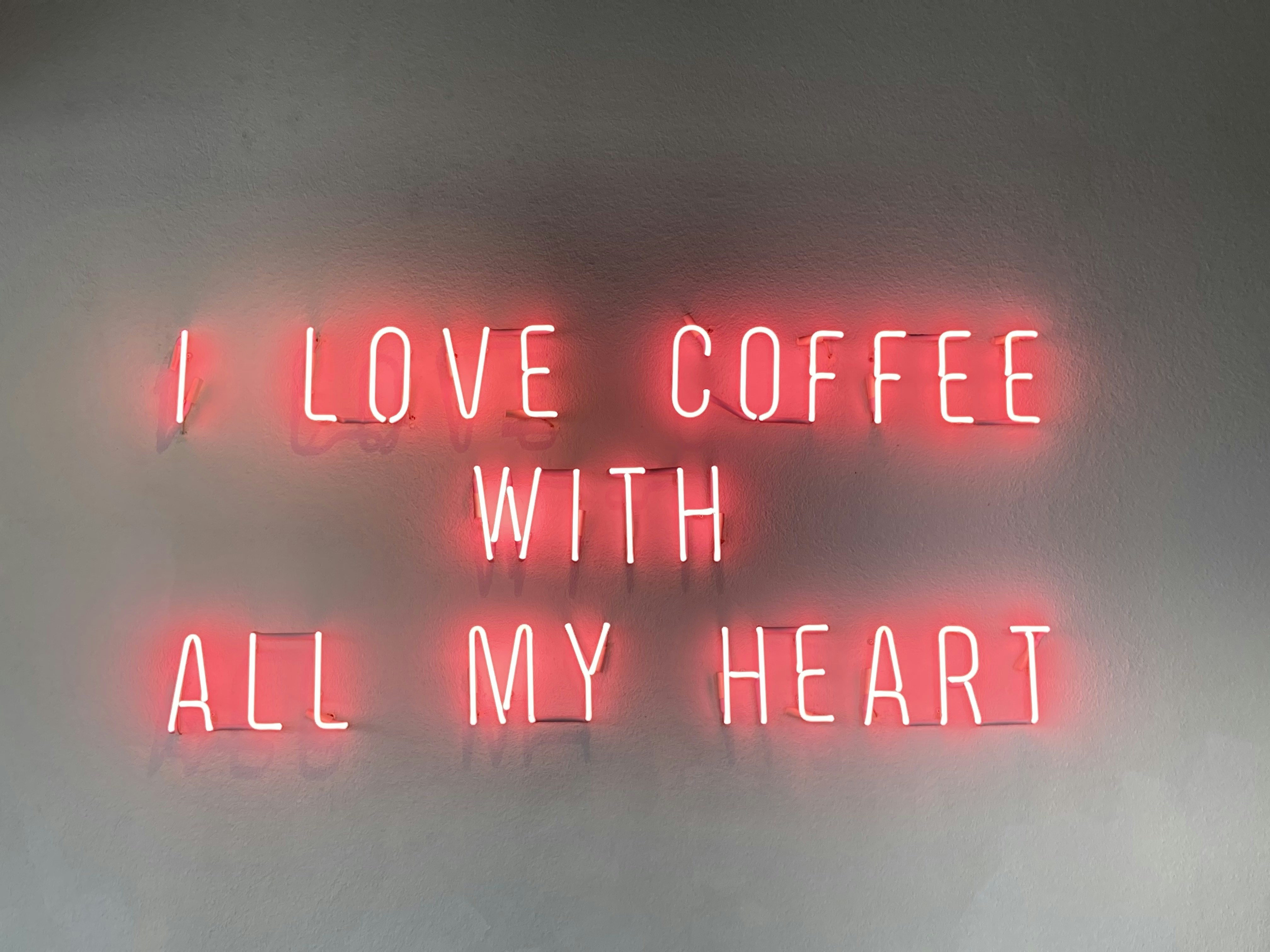 Une enseigne au néon qui dit que j’aime le café de tout mon cœur