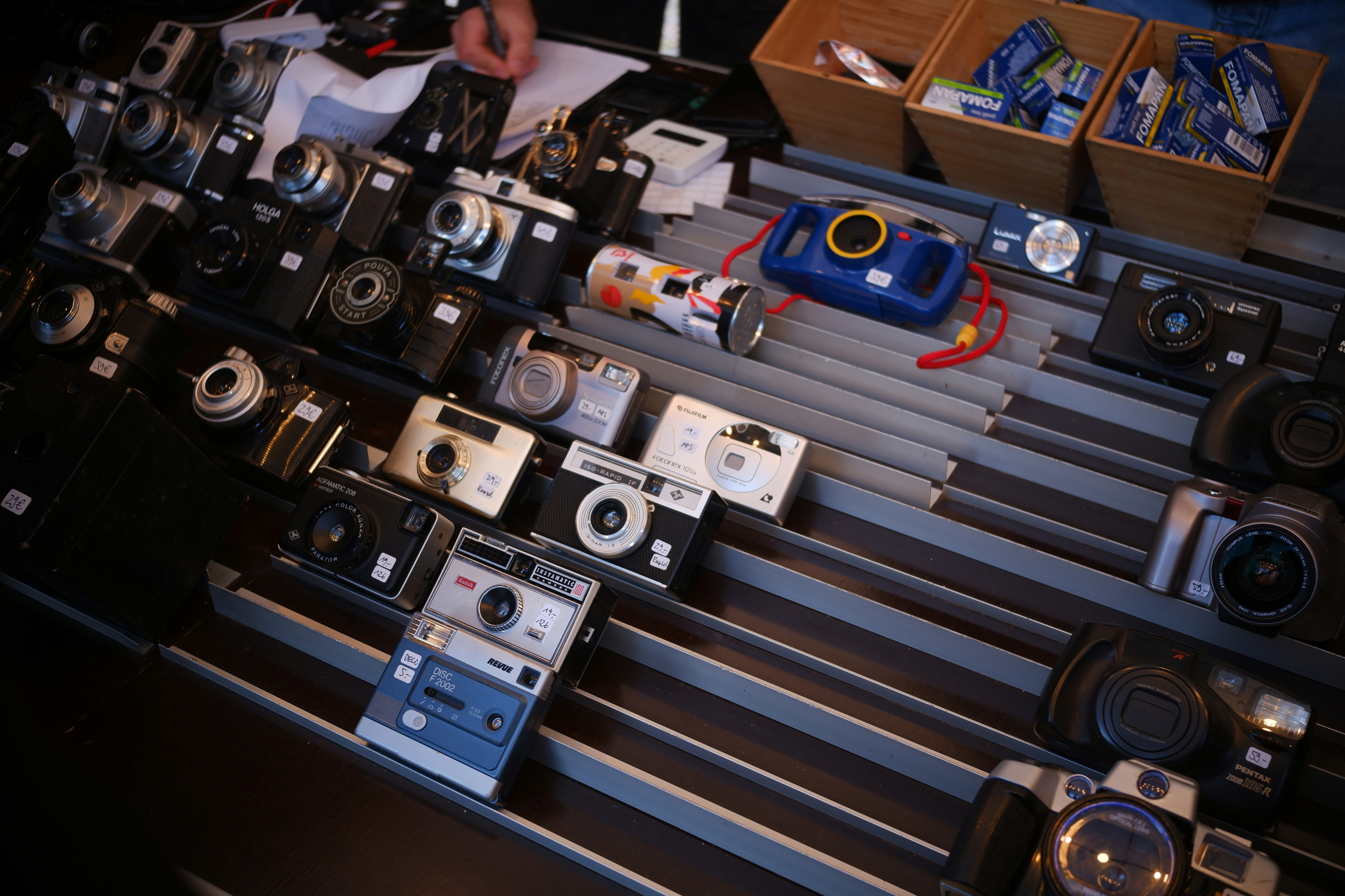 Um Monte De Cameras Sentadas Em Cima De Uma Mesa dM3Fd4ynIdo