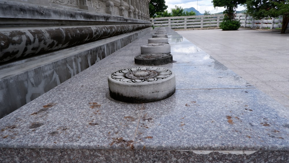 une rangée de bancs en béton assis les uns à côté des autres