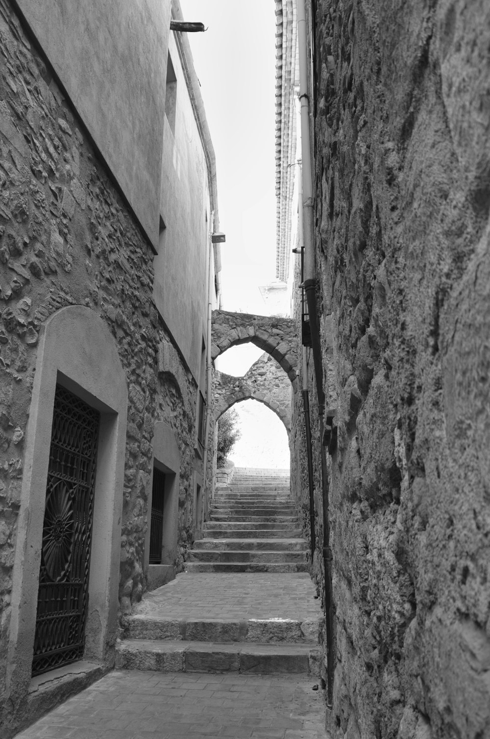 a black and white photo of a narrow street