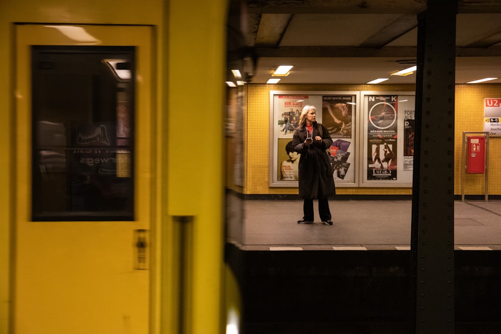 駅で自分の写真を撮る女性