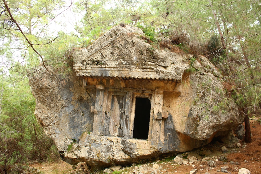 Ein großer Felsen mit einer kleinen Höhle darin