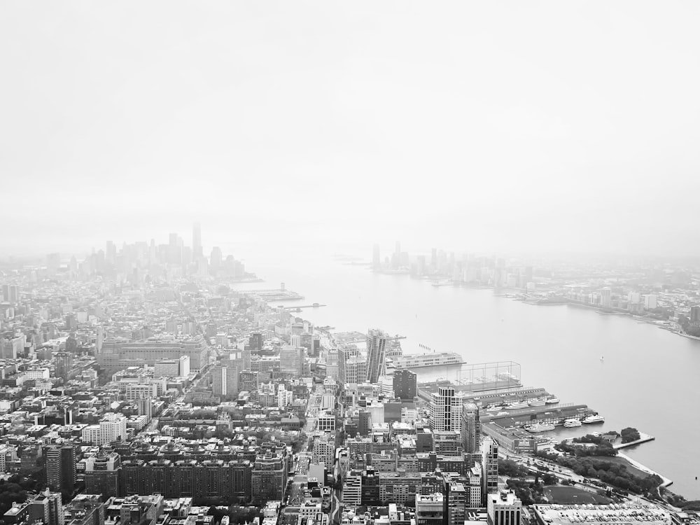 도시의 흑백 사진