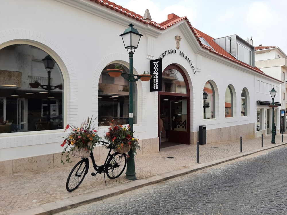 Una bicicleta está estacionada fuera de un edificio