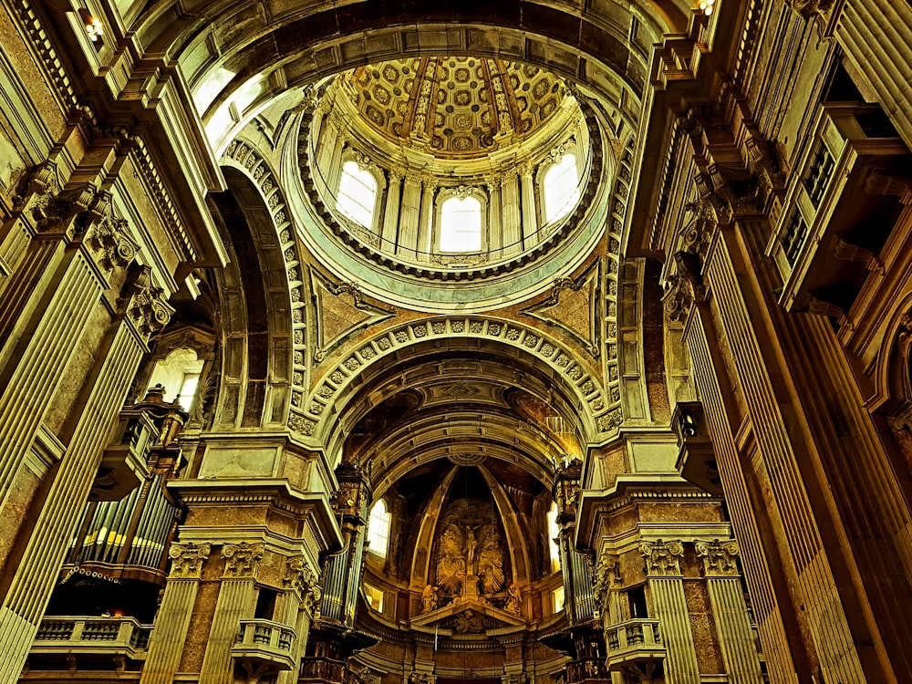 uma igreja com um teto muito alto e um grande altar