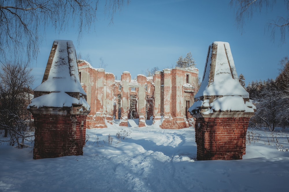 雪の中のとても大きなきれいな建物