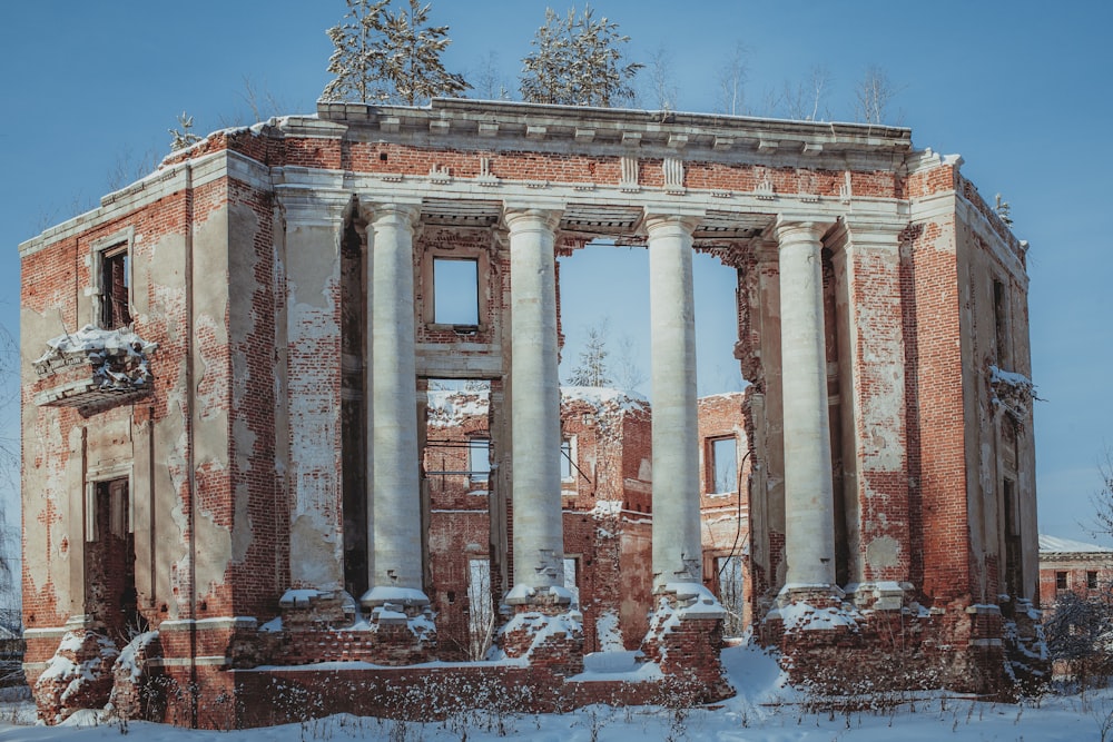 Un edificio antiguo con mucha nieve en el suelo