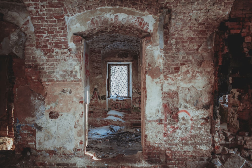 una vieja pared de ladrillo con una ventana