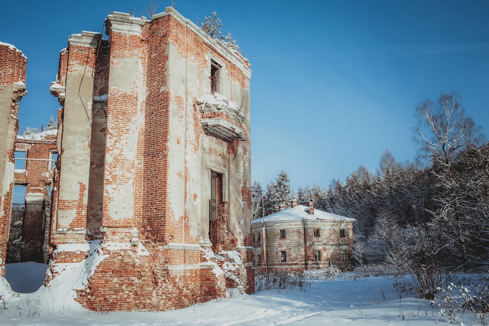 땅에 눈이 내리는 오래된 벽돌 건물