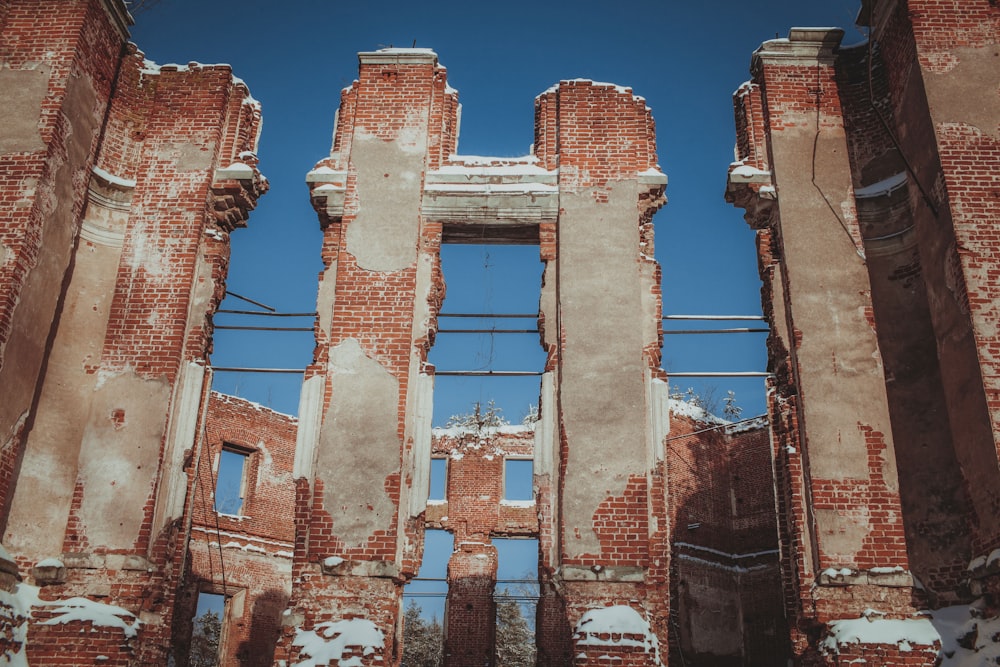 Un vieux bâtiment en briques avec beaucoup de fenêtres